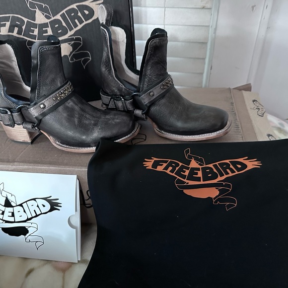 FREEBIRD BY STEVEN handmade boots, soldout
Black distressed sexy boots size 8 - Picture 3 of 16